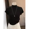 Camiseta feminina de algodão puro de manga curta com ombro normal e gola semi-alta, novo estilo 2026, moderna e modeladora, perfeita para usar em camadas no início do outono