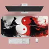 Alfombrilla de Ratón Grande Estilo Anime para E-Sports Borde Engrosado Antideslizante Pad para Escritorio de Gaming Pad para Teclado Portátil