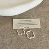 Aretes clásicos, lujo ligero, diseño simple en oro, sensación de alta gama, ear cuffs de moda para mujer, nicho de lujo ligero, aretes de moda y versátiles