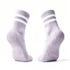 Meias de yoga transfronteiriças para mulheres, feitas de algodão puro, absorventes, respiráveis, resistentes a odores, comprimento até a panturrilha, com solas antiderrapantes de silicone, atacado para fitness e esportes