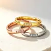 Anillo liso de tres colores y tres diamantes, estilo minimalista europeo y americano, anillo de acero de titanio, anillo personalizado de nicho para grabado DIY, disponible para venta al por mayor