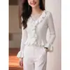 Suéter de punto blanco con cuello en V y volantes 2026 nuevo otoño para mujer, manga larga, entallado a la cintura, estilo vintage, top suéter