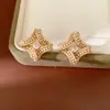 Brincos de Prata Banhados a Ouro 18K com Agulha de Prata e Pérolas Torcidas em Formato de Diamante de Zircônia, Brincos Personalizados com um Toque de Luxo Leve e Sofisticado