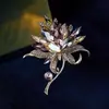Broche de lótus elegante e requintado, broche feminino de alta qualidade com cristais sintéticos, pino antiderrapante de luxo leve, acessório para terno