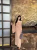 Nuevo estilo de principios de otoño, elegante y casual vestido con efecto capa, color negro liso