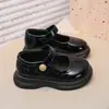 Sapatos infantis de couro estilo britânico, novo estilo primavera/outono 2026, com sola macia, para bebês e crianças pequenas.