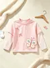 Nova camiseta para meninas, com um adorável design de borboleta rosa, um visual estiloso de duas peças, mangas compridas, listras fofas e um top moderno de outono para crianças