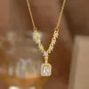 Colar de Aço Titânio Dongguan para Mulheres com Pingente em Forma de Coração com Diamante Rosa Microincrustado, Corrente para Clavícula Versátil e da Moda, Banhado a Ouro 18K