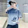 Camiseta de Algodão Puro Manga Curta para Meninos 2026 Novo Estilo para Crianças Maiores, Top de Verão para Meninos, Roupa Infantil com Estampa Color-Blocking, Camiseta de Manga Meia