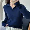 Tecido de fio fiado no núcleo Suéter de malha feminino gola lapela suéter de trança de ponto de arroz camada base versátil blusa de tricô T-shirt simples que afina