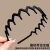 Cor de café com leite tecido plissado presilha de cabelo dentada design de dentes antiderrapante acessório de cabelo feminino suave para combinar em ambientes externos