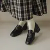 Sapatos de Couro Camélia Versáteis Retrô 4cm Nova Coleção Primavera e Outono 2026 Bico Quadrado Salto Bloco Slip-On Elegantes Sapatos Individuais para Mulheres