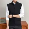 Imprescindible para hombres a la moda Textura de costilla de panal Nueva llegada Old Money Cuello alto Cremallera Chaleco de punto casual para hombre