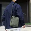 Bolso cruzado nuevo personalizado para hombre, bolso de hombro pequeño casual simple para el día a día, bolso de hombro impermeable y resistente al desgaste de gran capacidad al por mayor