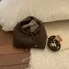 Bolso de diseñador de nicho otoño 2026 nuevo bolso de hombro cruzado de color liso para el trabajo y los desplazamientos, bolso de axila elegante y chic