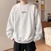 Sudadera de cuello redondo con remaches gris claro para hombre, top versátil sin capucha de ajuste holgado para otoño, chaqueta juvenil moderna de estilo americano