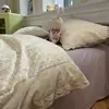 Novo Conjunto de Roupa de Cama de Gaze Amassada de Quatro Peças com Acabamento em Renda e Design Floral, Uso Doméstico Capa de Edredom Duplo e Lençol de Cama Venda por Atacado
