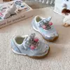 Zapatos casuales de malla transpirable para niñas, nueva colección primavera/verano 2026, zapatos de princesa infantiles con tema de cereza, tallas medianas y grandes, zapatillas deportivas