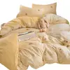 Nuevo juego de ropa de cama de gasa de doble capa con sensación de nube, disponible en un juego de cuatro piezas para dormitorio y un juego de tres piezas para cama individual, que incluye una funda de edredón, una sábana plana y una sábana bajera.