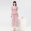 Camisa plisada súper elegante de manga corta con diseño de cuello en V para un look estilizado, combinada con una falda plisada de malla