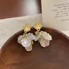 Aretes de Flor de Concha para Mujeres de Otoño Pequeños de Nicho Único Sentido del Diseño Aretes de Presión Temperamento Suave Sentido de Alta Gama Adornos para Orejas