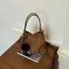 Moda japonesa y coreana transfronteriza exquisita 2026 otoño nuevo versátil gran capacidad nicho para ir al trabajo hombro axila bolso tipo cubo