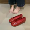 Sapatos femininos retrô vermelhos com bico dividido estilo casco de porco com aumento interno de altura, novidade outono 2026, calce fácil versáteis, sapatos Mary Jane