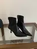 Botas Femininas Curtas Estilo Coreano de Couro Macio Emagrecedoras Bico Fino com Salto Fino, Botas da Moda com Zíper Traseiro, Botas Curtas Femininas Slim Estilo Francês