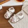 Sandalias Cerradas para Niñas 2026 Nuevo Modelo de Verano para Niños Pequeños, Zapatos de Peluche de Princesa de Dibujos Animados, Lindas Zapatillas de Playa para Bebé con Suela Suave