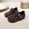 Zapatos Birkenstock para Niñas 2026 Otoño/Invierno Nuevo Estilo Infantiles Versátiles de Lunares Pequeños de Cuero Zapatos para Niñas de Corte Bajo Invierno Más Terciopelo