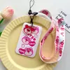 Oso de Fresa Tarjeta de Pecho Tarjeta de Cuerda Larga Funda para Tarjeta Tarjeta de Comida de Estudiante Funda Protectora Tarjeta de Acceso Tarjeta de Autobús Hebilla de Bolsa Colgante Elástico Telescópico