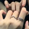Anillo de moda europeo y americano con piedra lunar para mujer, anillo geométrico ondulado ajustable y abierto que combina con todo, anillo para pareja, dedo índice.