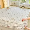 Lençol de Cama Ajustável de Veludo Leite Acolchoado Estampa Coelho Floral Peça Única, Colcha Grossa Acolchoada com Saia de Lã, Protetor de Colchão Conjunto de Três Peças