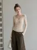 Top de punto texturizado ajustado con cuello en U y botones, color avena, para mujer, capa base chic estilo coreano, principios de otoño 2026