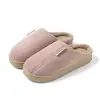 Pantuflas de algodón para pareja de otoño e invierno, aptas para uso en interiores, con suela antideslizante, forro suave y cálido, y diseño de punta cerrada, perfectas para dormitorios y salas de estar, disponibles en estilos unisex.