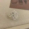 Novo Anel de Flor Vazada Escovada Xiaohongshu para Mulheres, Design Floral Pequeno Bordado Outono e Inverno, Anel Simples e de Alto Padrão de Luxo Leve