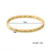 Pulseira de Aço Inoxidável 304 Vazada com Pedras Strass Embutidas para Mulheres de Aço Titânio Europeia e Americana Não Desbota Pulseira Strass Joias Simples e Modernas