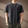 Camisa de Tricô Manga Curta com Gola Henley Macia e Confortável Estilo Old Money para Homens, Nova Peça Casual Amiga da Pele para Homens Verão 2026