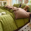 Novo Conjunto de Quatro Peças de Gaze Ondulada Cor Sólida Dobras Texturizadas Borda de Corda de Cânhamo Envelope Vermelho Macio e Confortável Roupa de Cama para Dormitório Estudantil