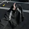 Chaqueta de retazos a rayas estilo americano negro, colección de otoño para hombre, elegante y sofisticada, con cuello alto, diseño de chaqueta bomber y estilo de chaqueta de béisbol unisex