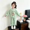 2026 Novo Conjunto Infantil para Meninas com Renda Estampa de Desenho Moletom com Capuz e Calça de Moletom Conjunto de Duas Peças Roupa Infantil Em Estoque Atacado