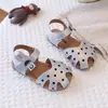Sapatos para Meninas Sandálias Infantis Meninas 2026 Verão Nova Moda Sapatos de Solado Macio Design Vazado Sapatos Individuais para Meninas Sapatos de Princesa