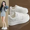 Tênis brancos de sola grossa para mulheres 2026 novo estilo popular sapatos femininos de verão super bonitos versáteis sapatos que aumentam a altura casuais tênis de plataforma