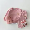 Conjunto infantil para primavera e outono, estiloso e moderno, estilo coreano, duas peças: moletom e calça de moletom com estampa de urso de desenho animado para meninos e meninas
