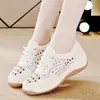 Nuevos Zapatos Versátiles de Cuero Suave Bajos con Perforaciones Huecas, Zapatos Blancos Transpirables sin Cordones, Sandalias Cómodas de Cuña para Mamá