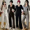 Conjunto casual y versátil para mujer, nueva colección otoño 2026, con una sudadera con capucha y cremallera oversize elegante y cómoda y pantalones