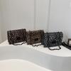 Bolsa quadrada pequena texturizada popular da moda 2025, bolsa de ombro com estampa de leopardo retrô europeia e americana, bolsa transversal com corrente