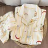 Pijama de alta calidad para niña con diseño de luna y estrellas a rayas, nuevo conjunto de manga larga y pantalón largo para primavera y otoño, adecuado para usar como ropa de estar.