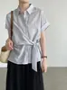 Camisa de manga corta con cuello polo de lunares estilo coreano Taochuan para mujer, verano 2026, corte holgado con lazo lateral para ceñir la cintura M8723