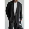 Chaqueta de traje para hombre con textura de raya vertical retro japonesa, doble botonadura, solapa de muesca, blazer ligero de negocios Otoño 2026